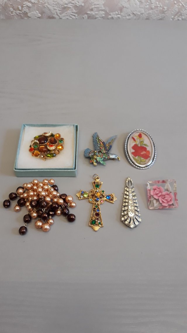 Preview of the first image of Brooches.