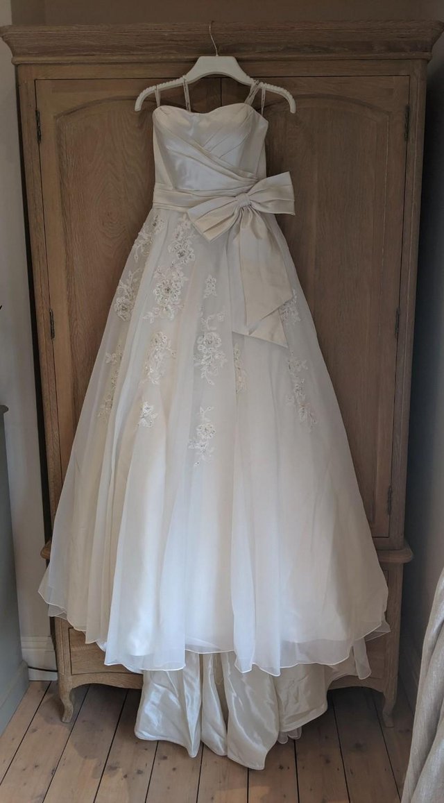 Preview of the first image of Beautiful Ivory Wedding Dress (new) Size 10-12.