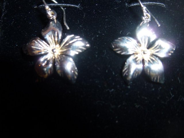 Preview of the first image of SILVER EARRINGS,BRAND NEW SUITABLE FOR ANY OCCASION.