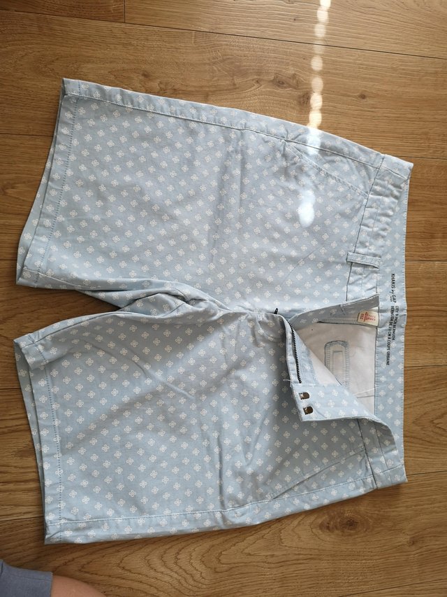 Preview of the first image of GAP pale green cotton shorts size 18.