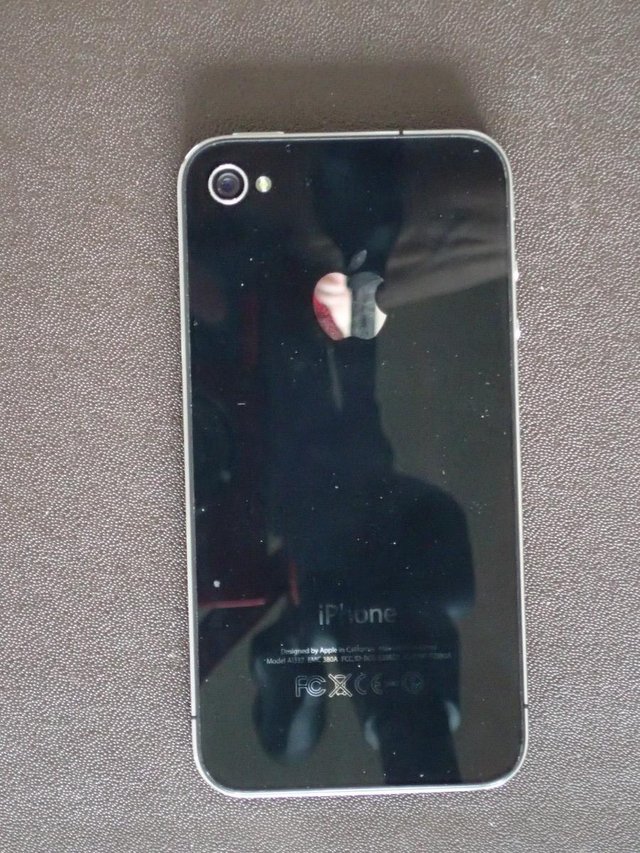 Image 2 of Apple iPhone 4, 16GB Locked to O2 / GiffGaff