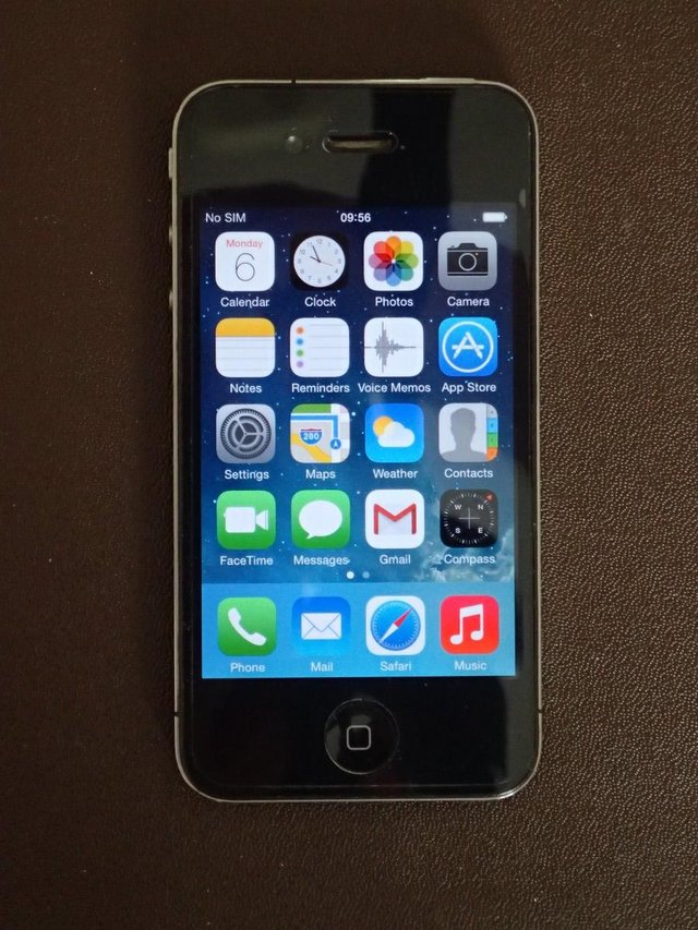Image 3 of Apple iPhone 4, 16GB Locked to O2 / GiffGaff
