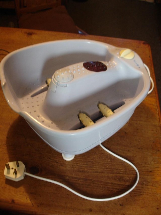Preview of the first image of REMINGTON FOOT SPA Model F-7028BUBBLE MASSAGE THERAPY BATH.