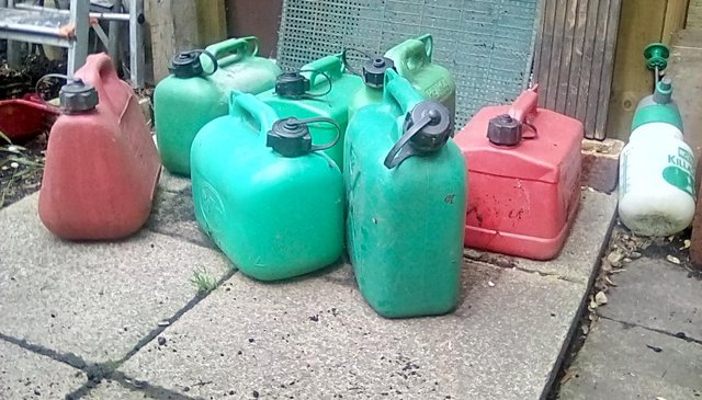 Image 3 of 7 x 5l plastic petrol cans