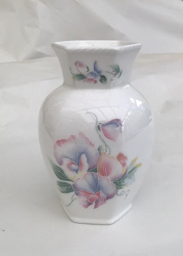 Preview of the first image of Aynsley Little Sweetheart Chelford vase M/S.