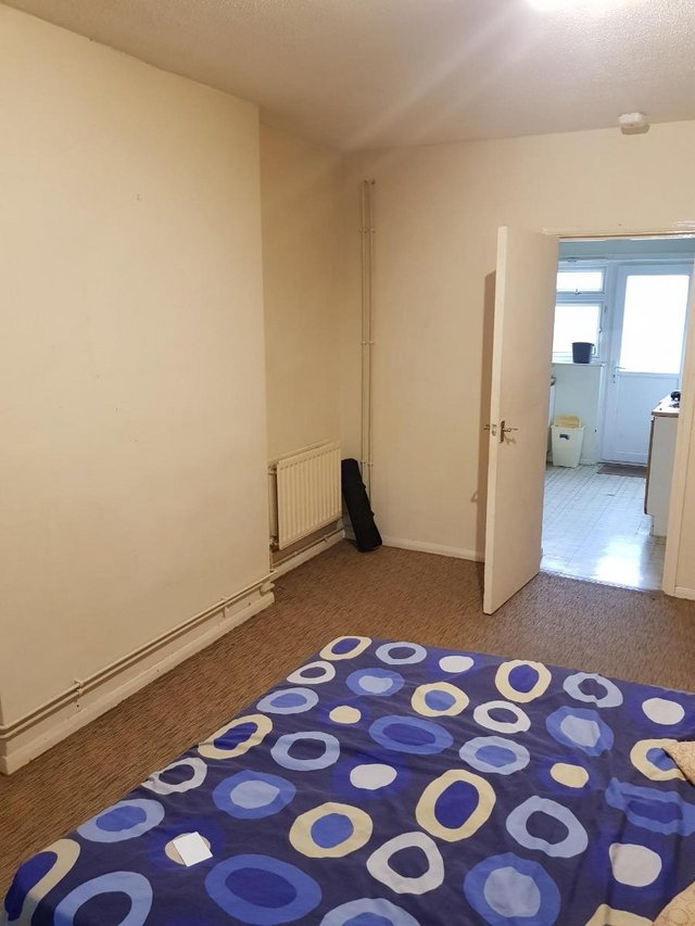 Image 2 of 1 bed studio flat self contained, private parking, Luton