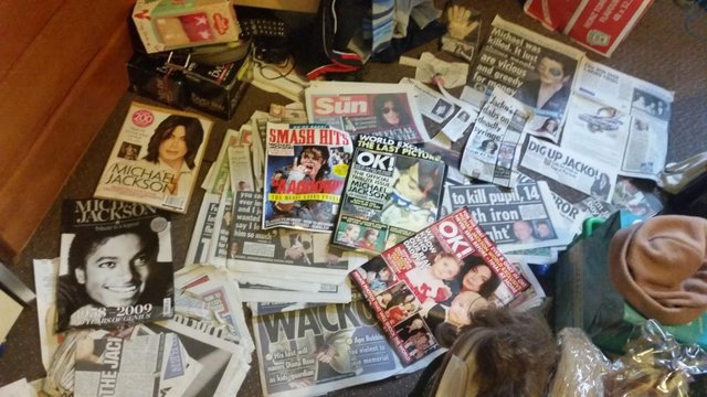 Image 3 of Michael Jackson Magazines and newspaper clippings