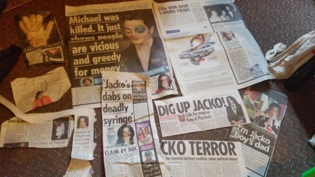 Image 4 of Michael Jackson Magazines and newspaper clippings