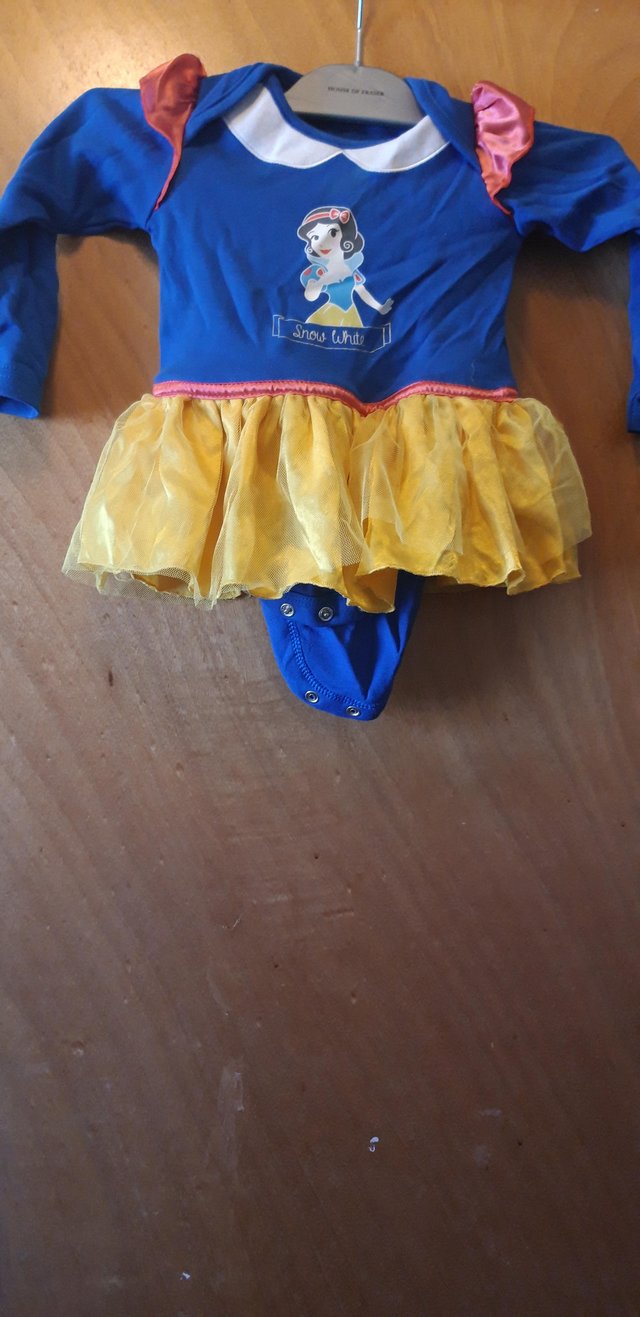 Preview of the first image of Disney snow white baby outfit 6-9 months.