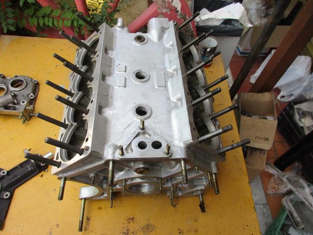 Image 2 of Engine block with covers for Ferrari F40