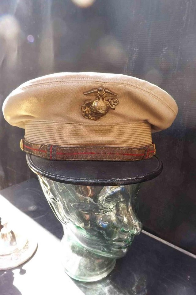Image 2 of US Marine's hat and badge