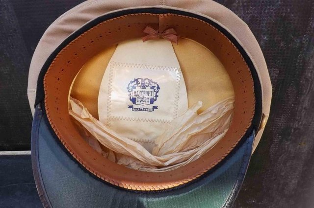 Image 4 of US Marine's hat and badge