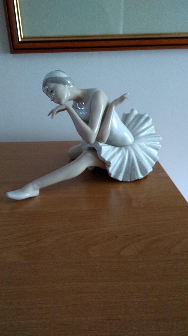 Preview of the first image of Lovely Lladro figures.