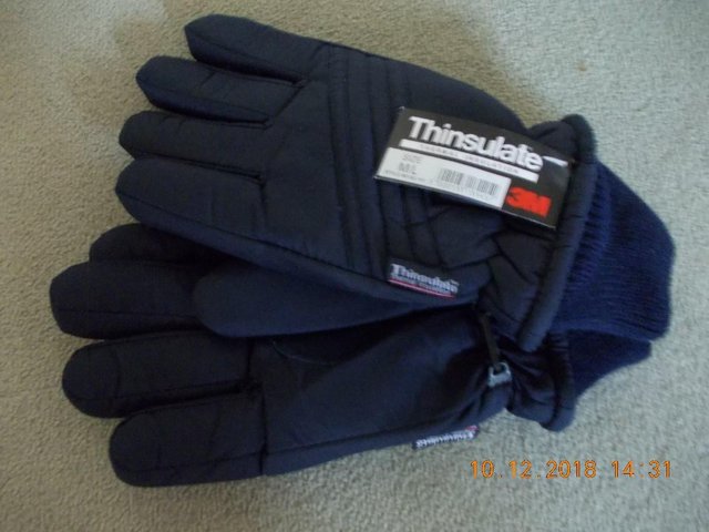 Preview of the first image of Men's Thinsulate Navy Gloves (New) M/L.