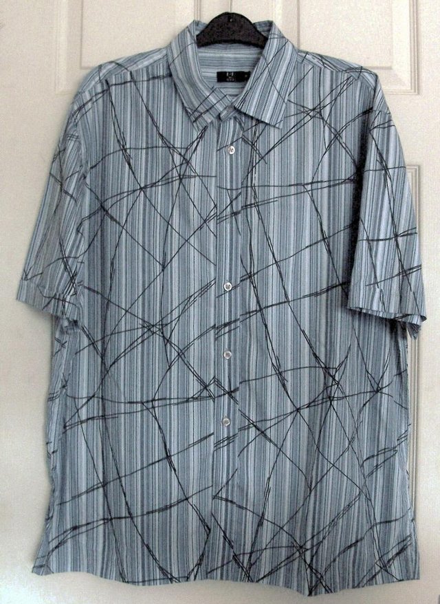 Preview of the first image of Lovely Men's Blue Patterned Shirt - Size XL.  B5.