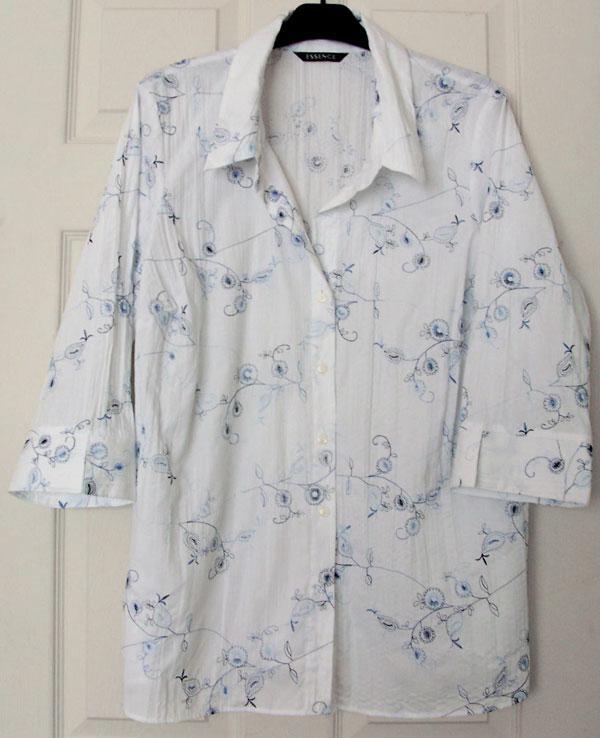 Preview of the first image of LADIES WHITE/BLUE FLOWERED BLOUSE BY ESSENCE - SZ 22 B20.