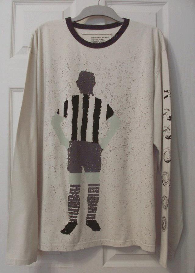 Preview of the first image of MENS CREAM LONG SLEEVE TOP WITH FOOTBALLER MOTIF SZ L B17.