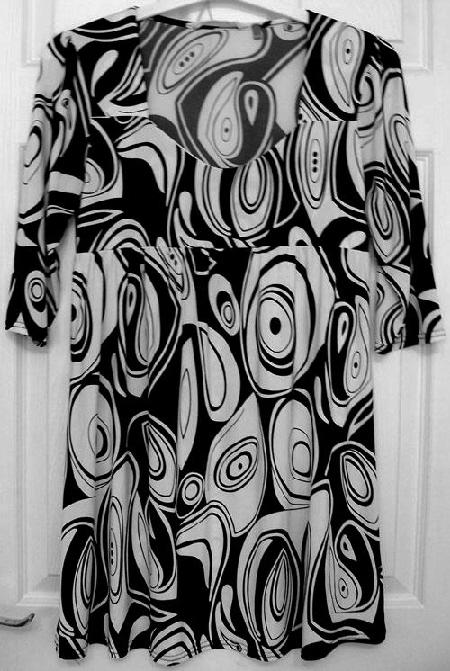 Preview of the first image of GIRLS BLACK & WHITE ABSTRACT DRESS/TOP - AGE 14/15 B21.