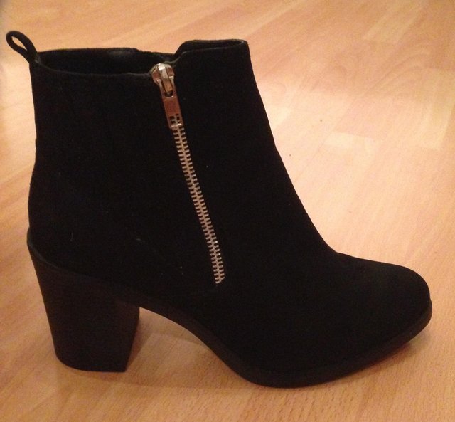 Preview of the first image of New Look black heeled boots size 8.