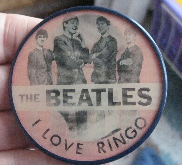 Image 2 of BEATLES I LOVE RINGO VintageVari-Vue Flicker Pin Badge