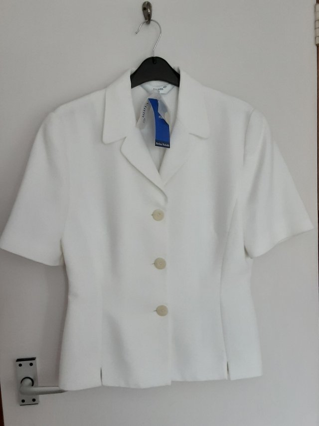 Preview of the first image of SHORT SLEEVED LINED JACKET WHITE UNWORN SIZE 10.