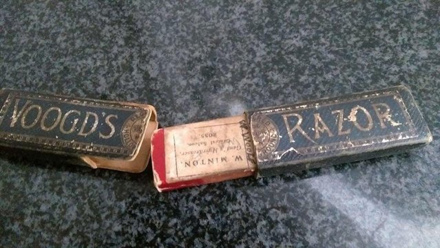Image 3 of Antique razor by VOOGD of Sheffield BOX ONLY.