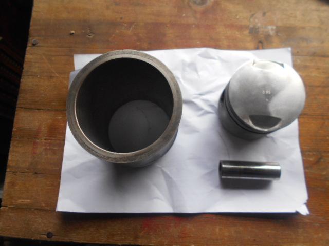 Image 3 of Piston and liner for Alfa Romeo Montreal
