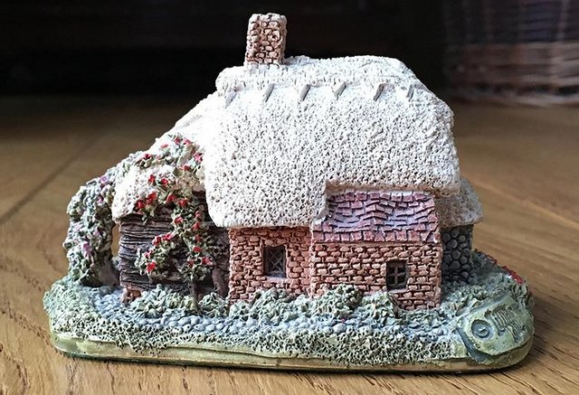 Image 2 of Lilliput Lane Collectable - Spring Bank