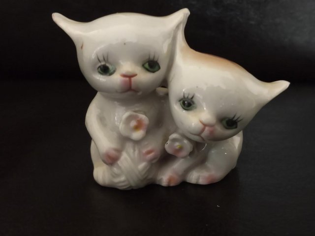 Preview of the first image of 1980's cat / kitten with wool ball. Ceramic ornament. IMMACU.