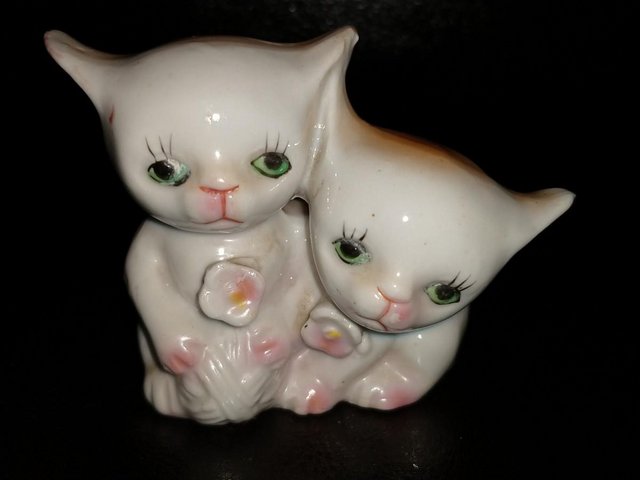 Image 2 of 1980's cat / kitten with wool ball. Ceramic ornament. IMMACU