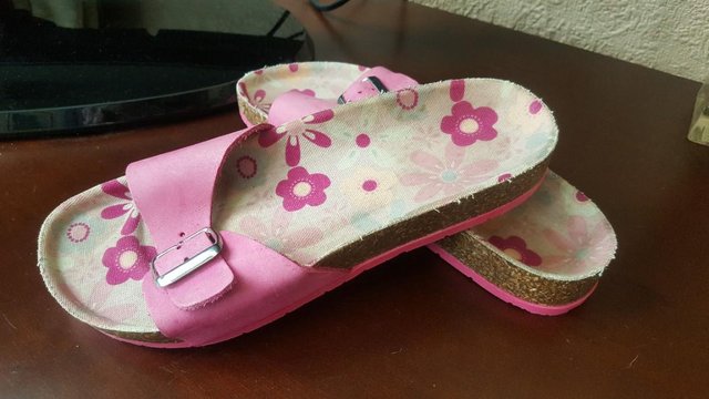 Preview of the first image of Size 5 ladies sandals.