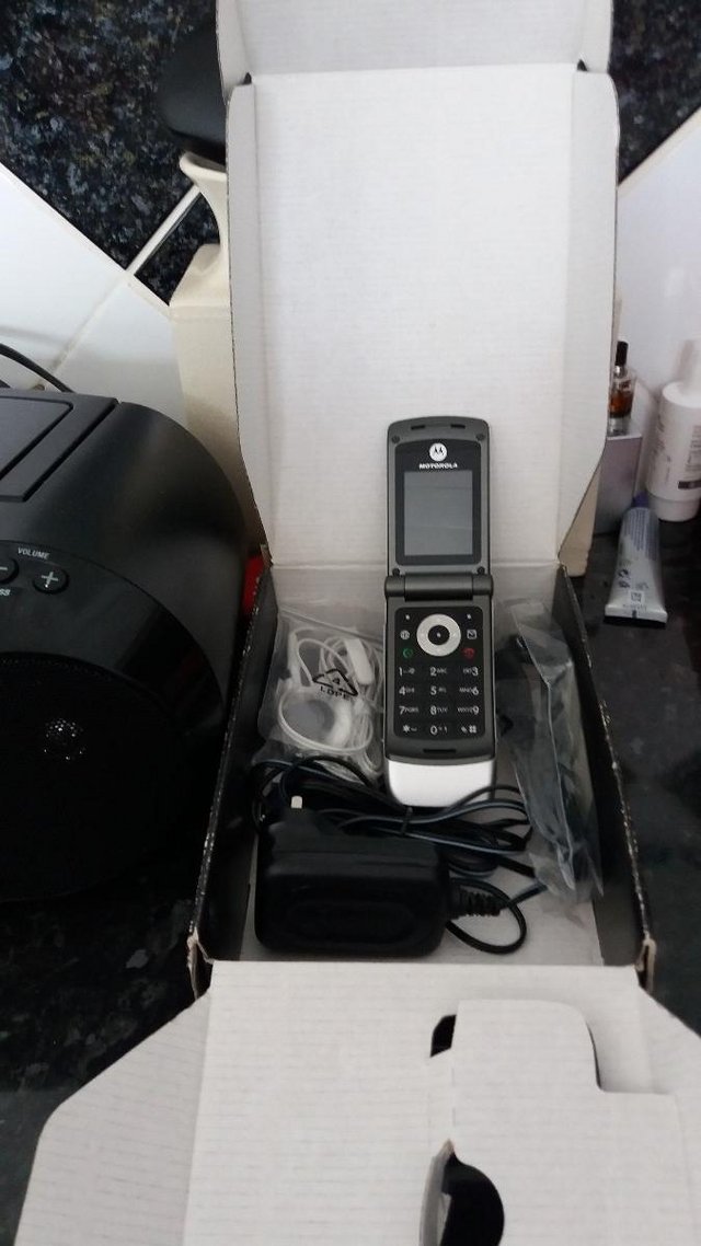 Preview of the first image of Motorola W377 Flip phone.......