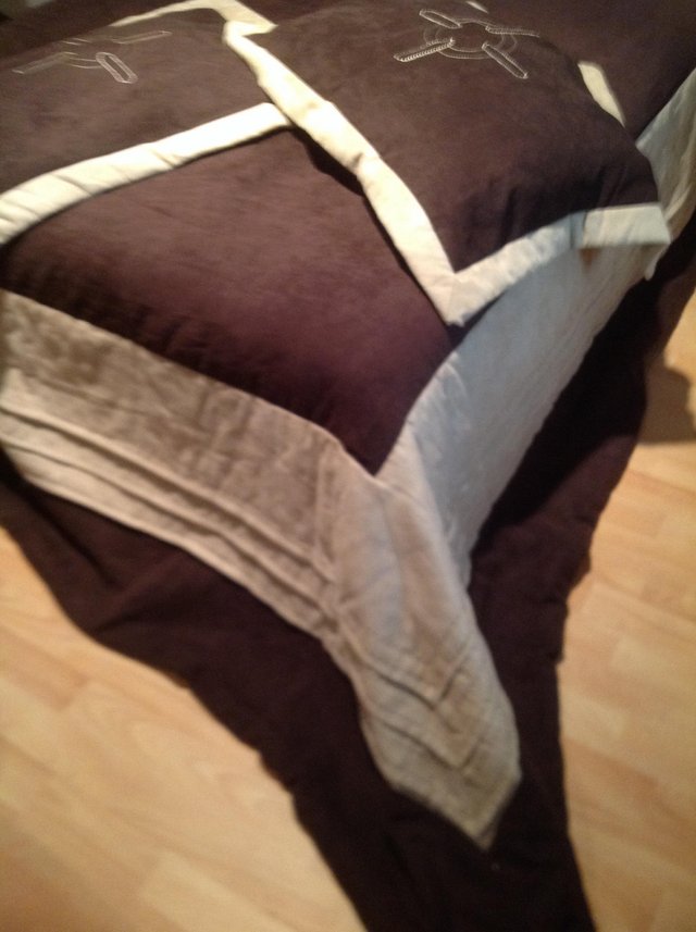 Image 3 of NEW SUPER KING THROW & PILLOW SHAMS