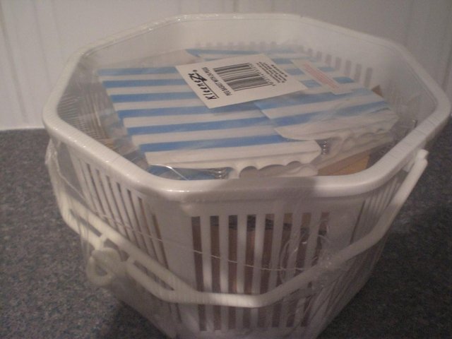 Image 2 of Kleeneze Peg basket and 24 pegs (Brand new)