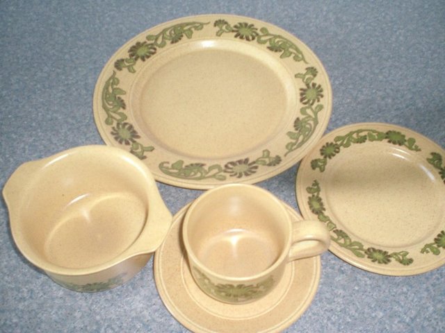 Preview of the first image of 30 piece attractive dinner set (New and boxed).
