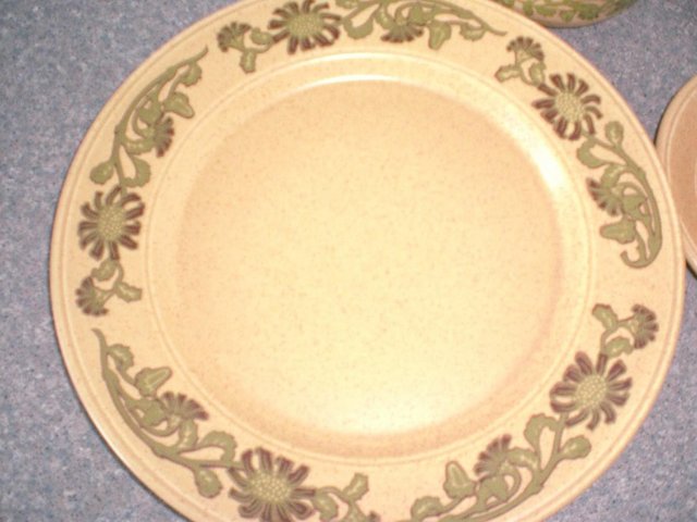 Image 3 of 30 piece attractive dinner set (New and boxed)