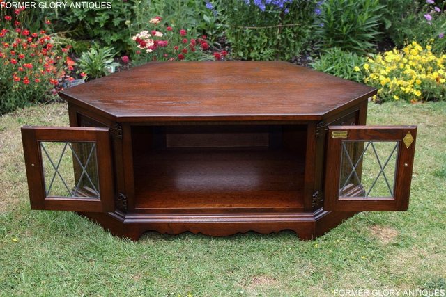 Image 4 of AN OLD CHARM TUDOR BROWN OAK CORNER TV CABINET STAND TABLE