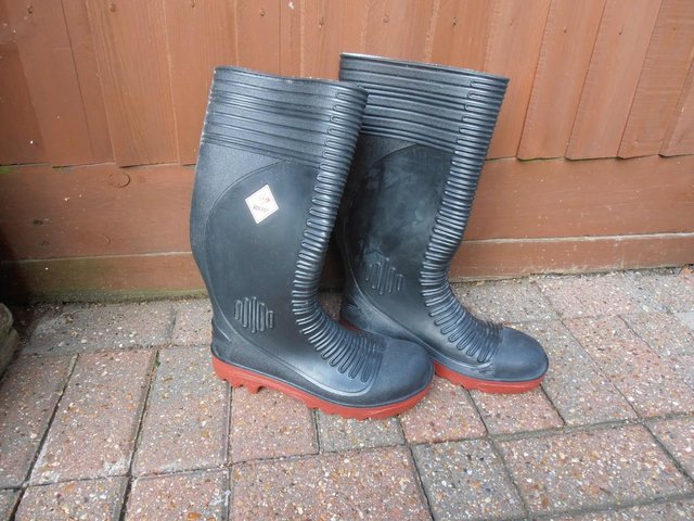 Preview of the first image of DUNLOP Acifort Steel Toe Cap Wellingtons.