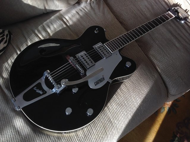 Preview of the first image of Gretsch G5122: jet black totally mint.