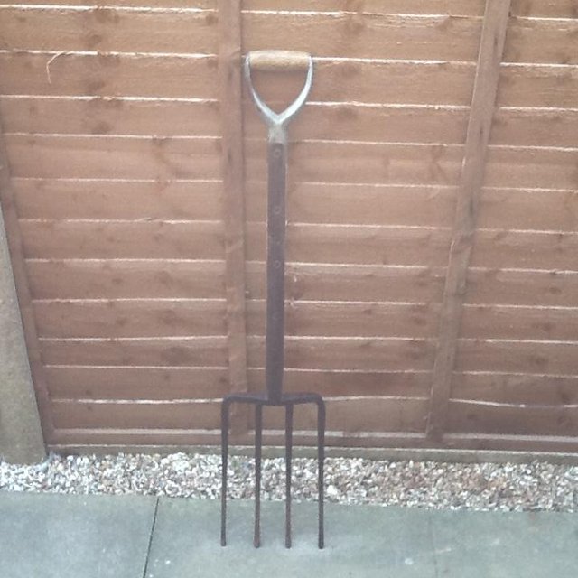 Image 2 of GOOD QUALITY BUILDERS SHOVEL, SPADE AND FORK