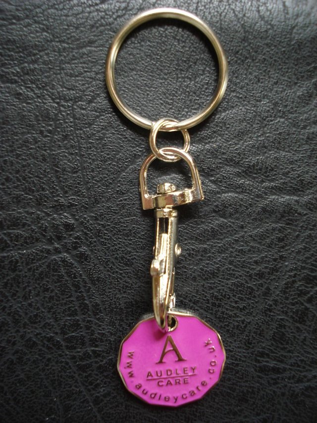 Image 2 of NEW AUDLEY TROLLEY COIN KEYRING – NEVER BE WITHOUT A £1 COIN