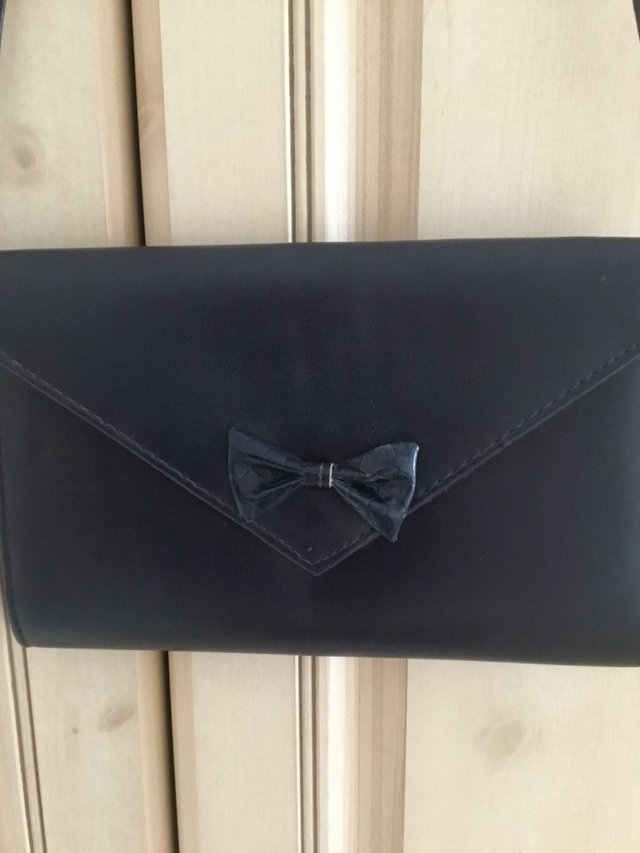 Preview of the first image of Navy smart handbag with front central bow.