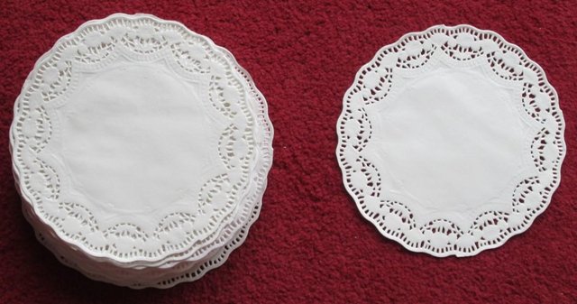 Preview of the first image of PAPER DOILIES, approx 75, new never used.