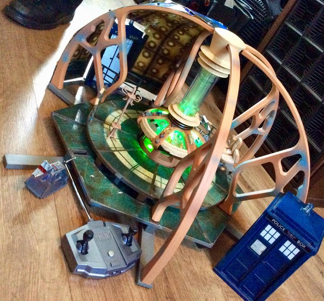 Preview of the first image of Dr Who 10th dr tardis & figures.