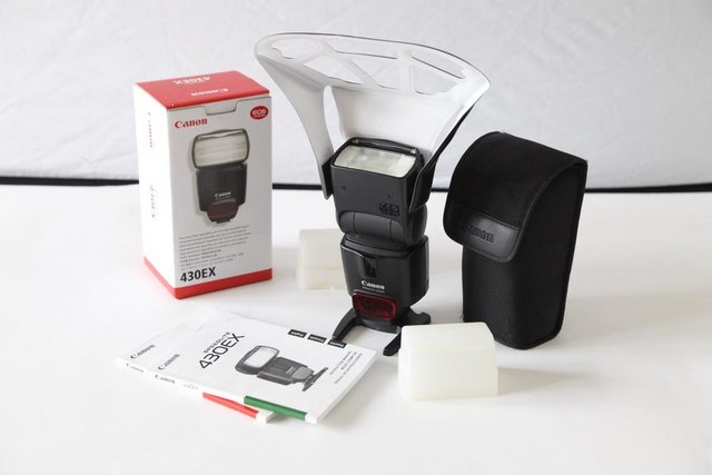 Preview of the first image of Canon Speedlite & Quantum Batteries..