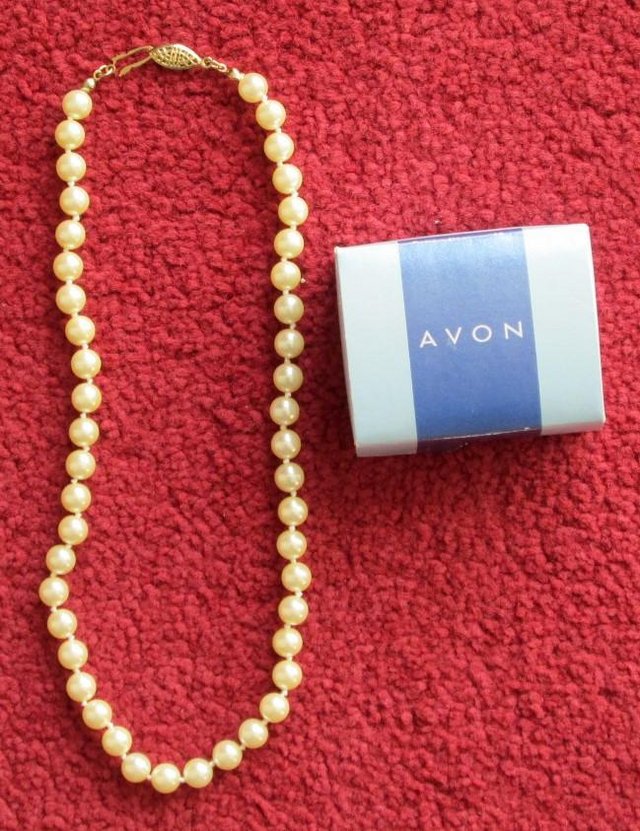 Preview of the first image of VINTAGE 'AVON' PEARLESQUE NECKLACE NEW.