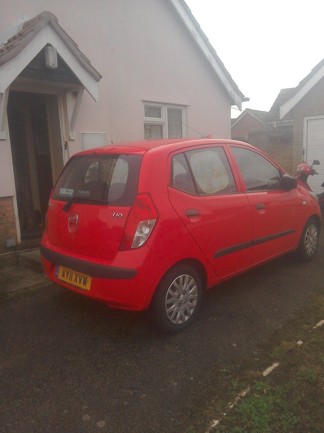 Image 3 of Hyundai i10 in red 2011brand new tyres All round,