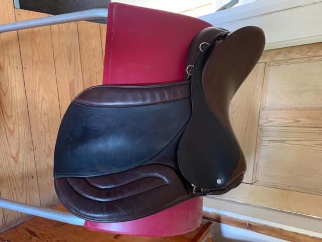 Preview of the first image of Brown leather saddle with flair.