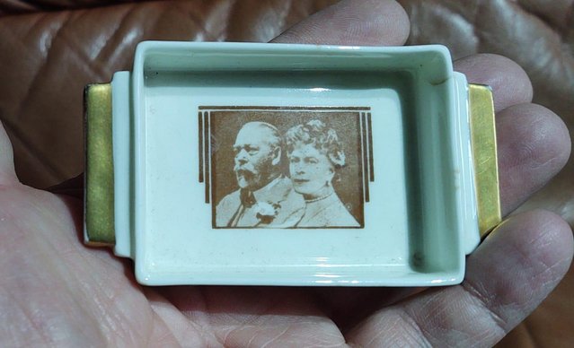 Preview of the first image of Art Deco 1910 - 1935 Pottery Pin Tray.