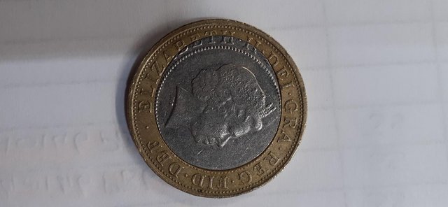 Image 3 of Mis Aligned Egg shaped £2 coin
